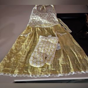 SUR LA TABLE Floral Apron and oven Mit